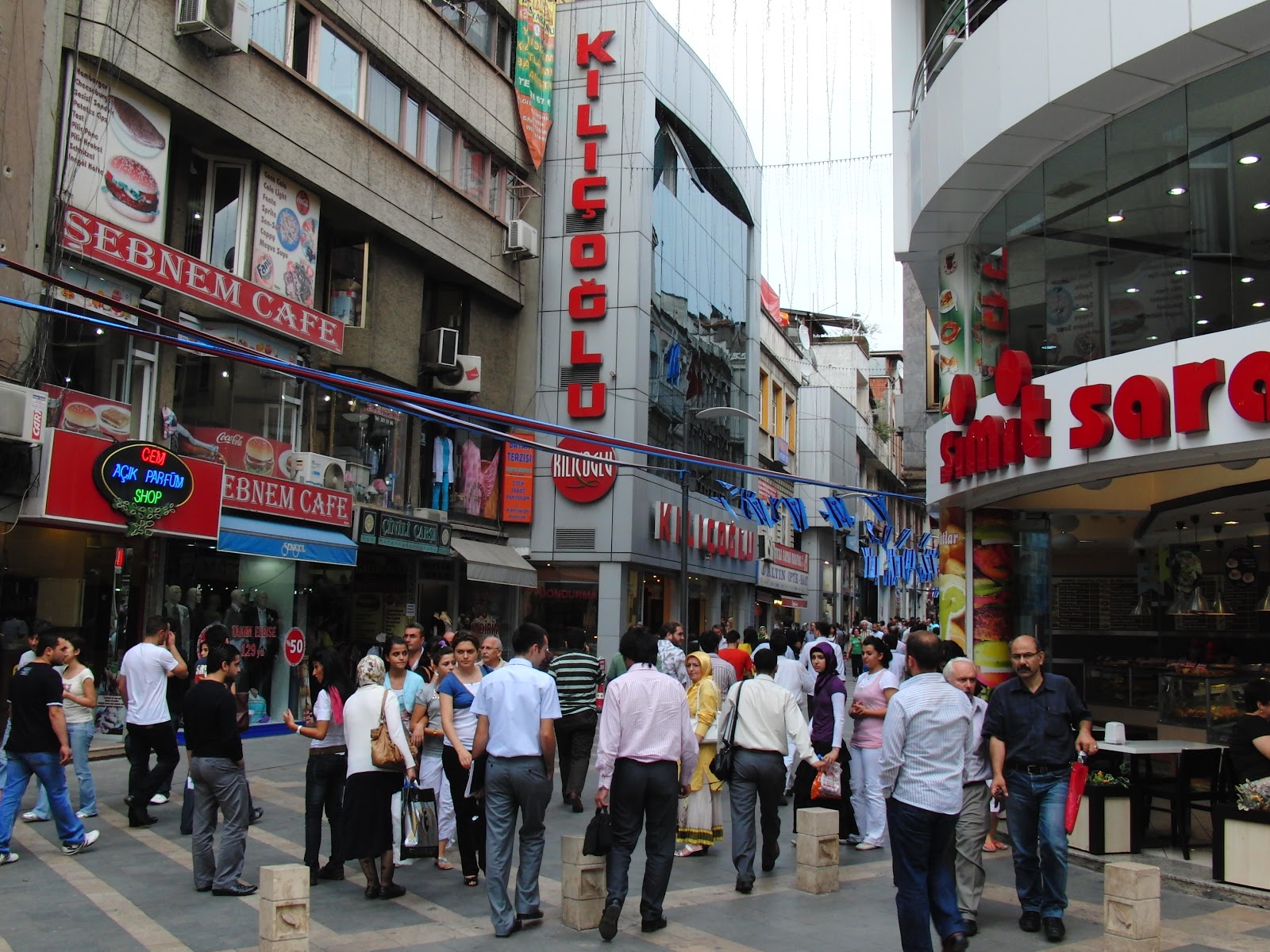 شارع اوزون سوكاك الشهير طرابزون تركيا